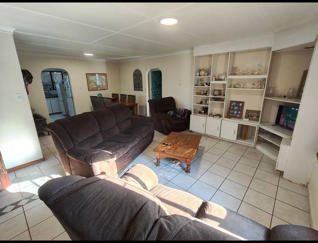 4 BEDROOM FREEHOLD FOR SALE IN CAVERSHAM GLEN